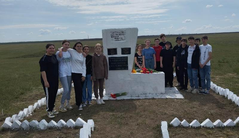 ​​Продолжают традицию волонтеры.